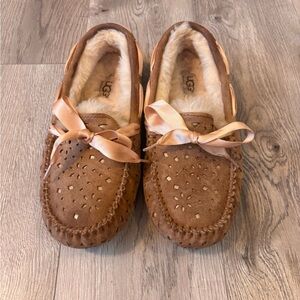 UGG chestnut Dakota sunshine perf Moccasin Slippers with Peach Satin ribbon Bow